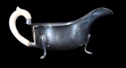 Autor Não Identificado - Molheira de prata Inglesa com alça de Marfim