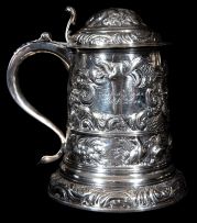 Autor Não Identificado - Tankard em prata Inglesa do período Georgeano repuxada e cinzelada ornamentado com volutas, folhagens e florões