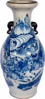 Autor Não Identificado - Vaso bojudo em porcelana chinesa decorado com figuras de guerreiros a cavalo em azul e branco