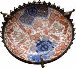 Autor Não Identificado - Centro de mesa em porcelana Imari, em tons rouge de fer, azul e vermelho e ouro. Base em bronze.