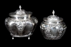 Conjunto de 2 caixas de chá com suas tampas em prata Inglesa, decoradas com estilizações florais, repuxadas e cinzeladas - 