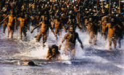 Homens nus entrando em um rio - 