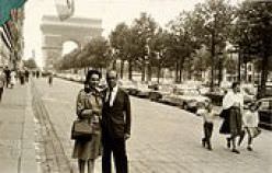 Autor Não Identificado - Oscar Niemeyer e Maria Luiza em frente ao Arco do Triunfo