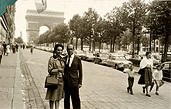 Oscar Niemeyer e Maria Luiza em frente ao Arco do Triunfo -