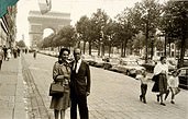 Oscar Niemeyer e Maria Luiza em frente ao Arco do Triunfo - 