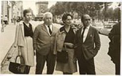 Oscar Niemeyer, Maria Luiza, Di Cavalcanti e mais outra Mulher em frente ao Arco Do Triunfo - 