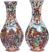 Par de vasos piriformes de gargalo alongado em porcelana da Companhia das Índias decorados e policromados com ricos esmaltes da família rosa - 