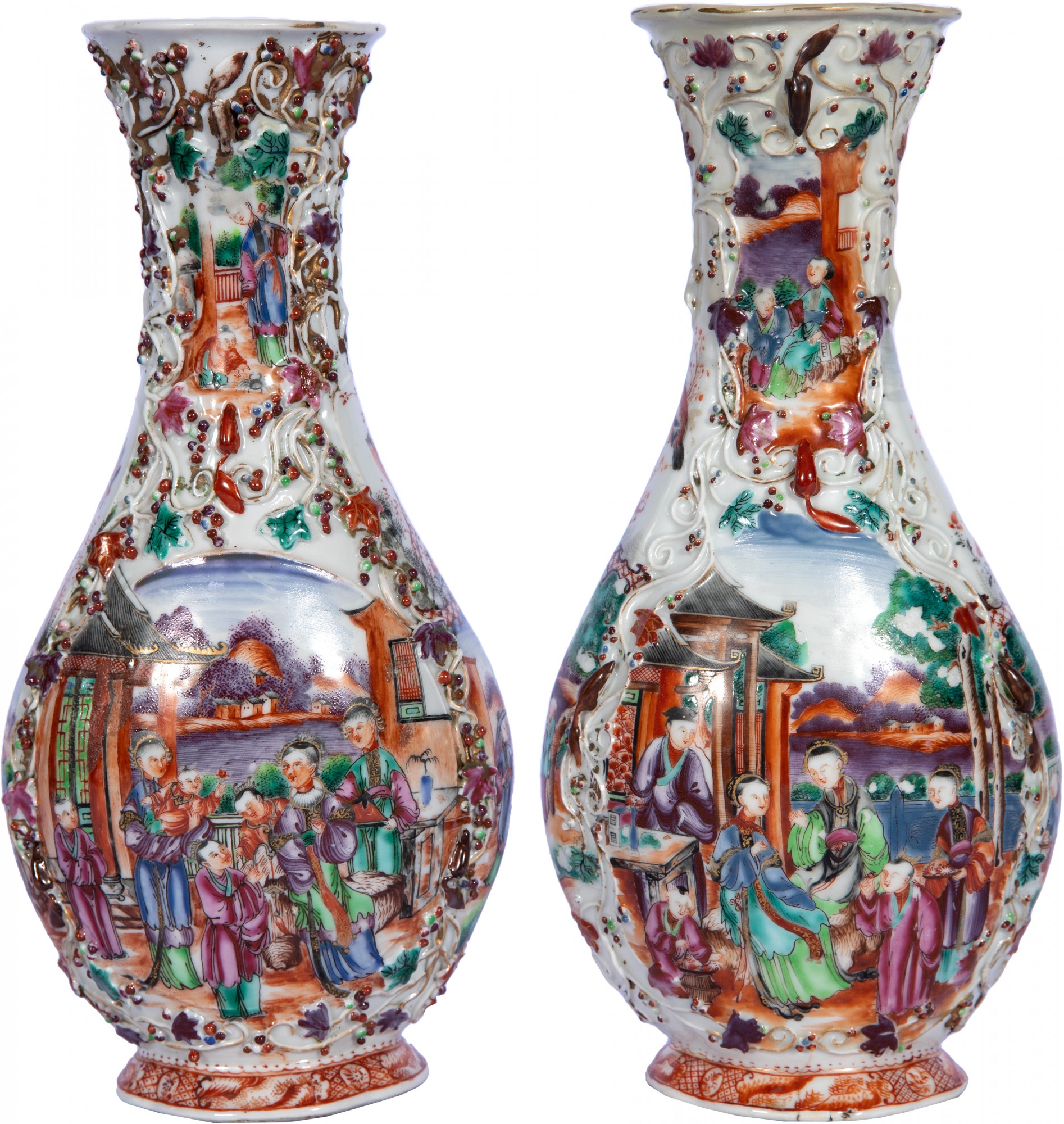 Par de vasos piriformes de gargalo alongado em porcelana da Companhia das Índias decorados e policromados com ricos esmaltes da família rosa - 