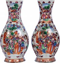 Autor Não Identificado - Par de vasos piriformes de gargalo alongado em porcelana da Companhia das Índias decorados e policromados com ricos esmaltes da família rosa