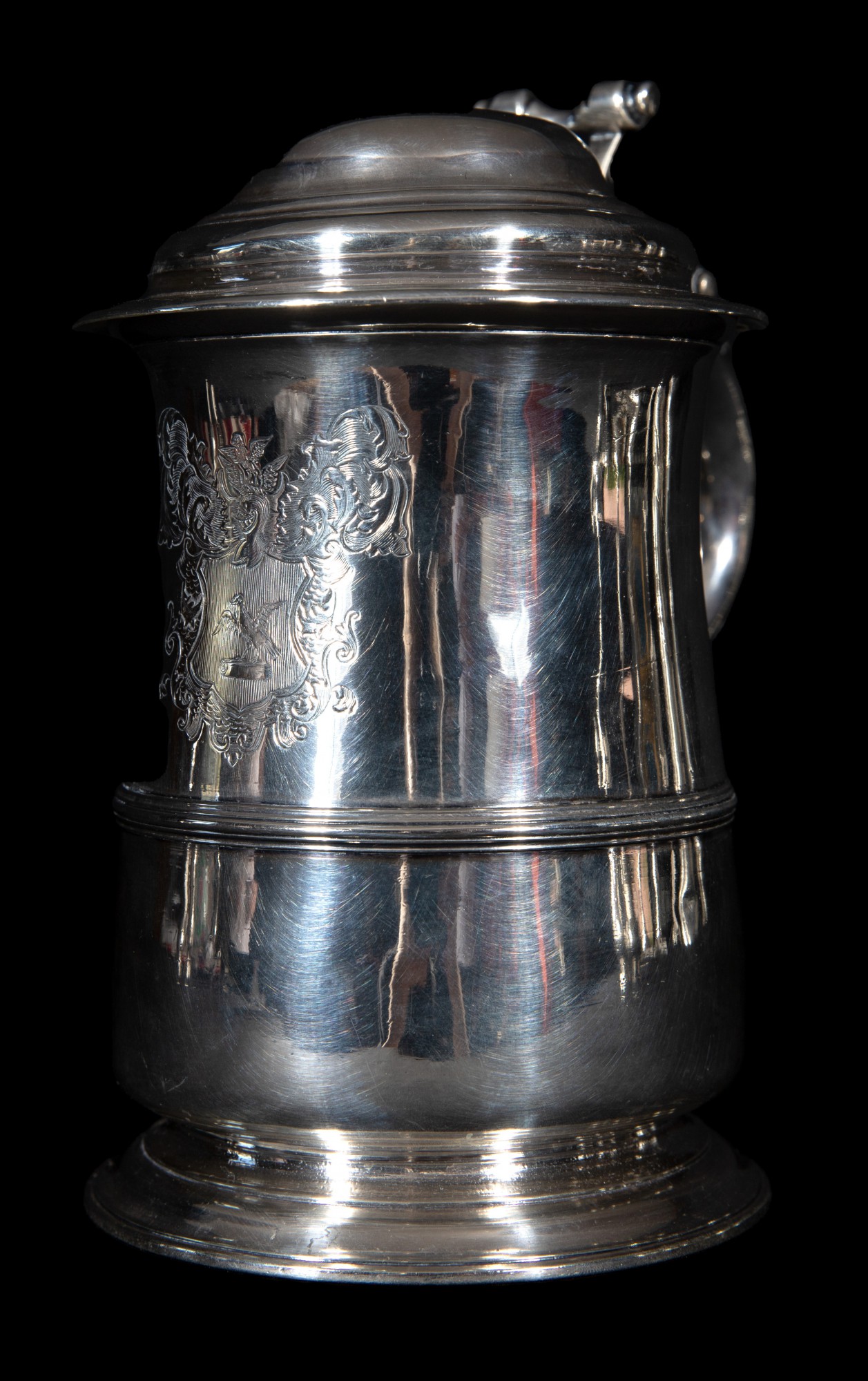 Tankard em prata Inglesa do período George III de corpo abaulado e liso tendo ao centro ?Brasão de Armas? - 