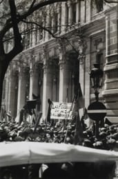 Germaine Krull - Los Ferroviarios de MZA Saludan la Republica