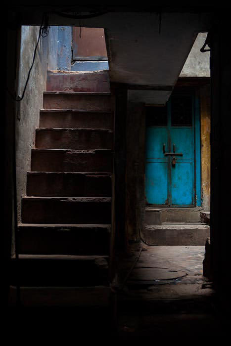 Rodrigo Frota - Porta Azul com Escada (Índia)
