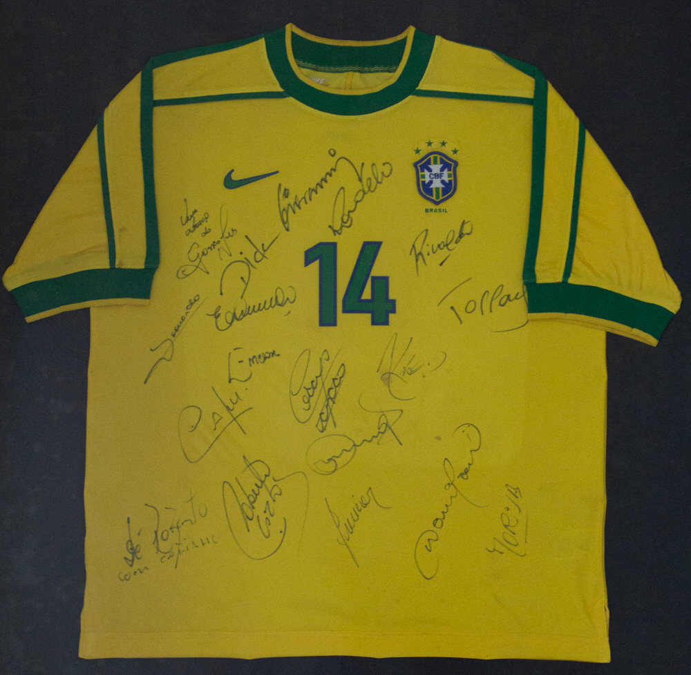 Seleção Brasileira - Camisa da Seleção assinada pelo time